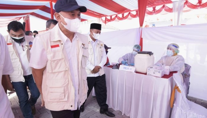 Uu Ruzhanul Ulum Dampingi Menteri Koperasi dan UKM Tinjau Vaksinasi di Garut