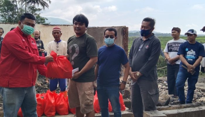 Bersama Sekmat Limbangan, Ketua PDIP Garut Sambangi dan Bantu Korban Kebakaran