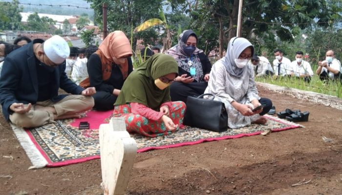 PKKMB, Mahasiswa Baru STHG Berziarah ke Makam Almarhum Momon Gandasasmita