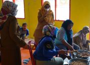 Emak-emak di Cimuncang Garut Mendapat Pelatihan Pengolahan Ikan Laut