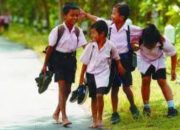 Sejumlah Ruas Jalan di Garut Ditutup, Siswa Terpaksa Jalan Kaki ke Sekolah karena Tak Ada Angkot