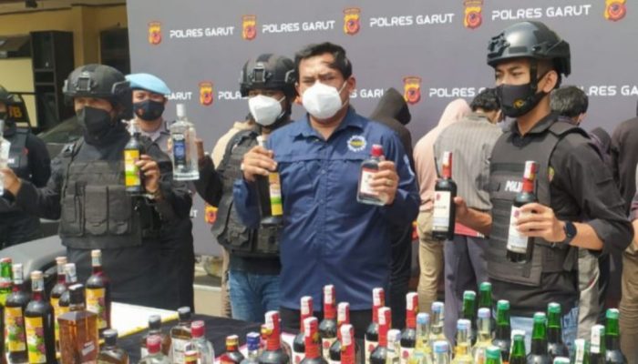 Polisi Ungkap Bungker Penyimpanan Minuman Keras Ilegal di Kerkof Garut