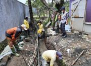 Jalan Provinsi di Cisewu Tergenang Air, Warga Ramai-ramai Bersihkan Selokan dan Gorong-gorong