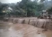 Banjir Bandang Terjang Sukalilah, Dua Rumah Rusak dan Satu Jembatan Putus