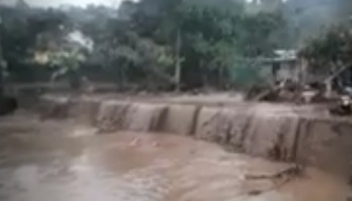 Banjir Bandang Terjang Sukalilah, Dua Rumah Rusak dan Satu Jembatan Putus