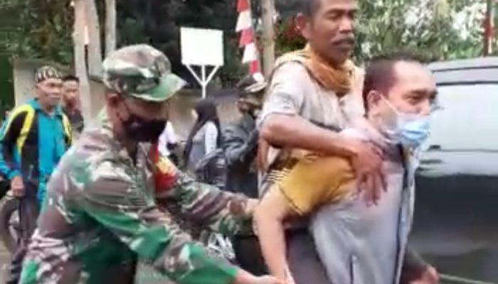 Kabid Dinkes Garut Gendong Warga Sukaresmi yang Hendak Divaksin Covid-19