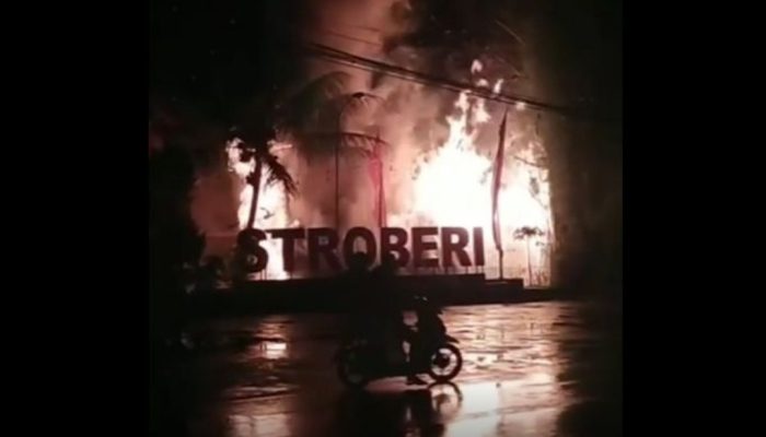 Diduga Akibat Kebocoran Gas, RM Asep Stroberi di Kadungora Garut Terbakar