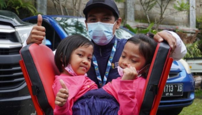 Pemprov Jabar Serahkan Bantuan Kursi Roda bagi Anak Kembar Siam di Garut