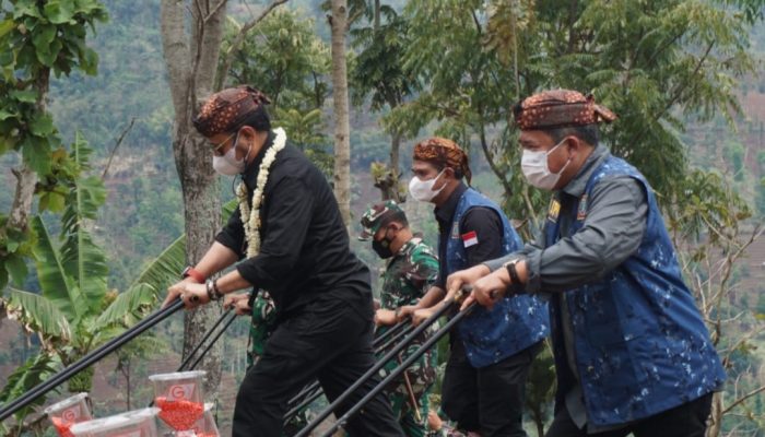 Menteri Pertanian Melakukan Gerakan Olah Tanam Jagung di Garut