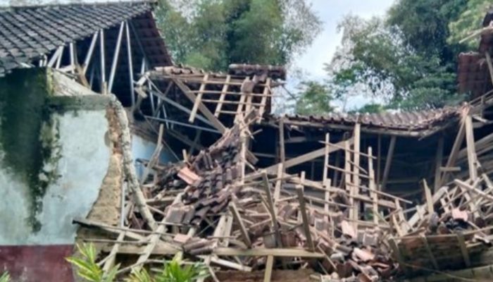 Diguyur Hujan Deras, Bangunan SD di Singajaya Garut Roboh