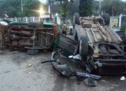 Bertabrakan, Mobil CRV dan Angkot Terguling di Jalan Raya Bandung — Garut