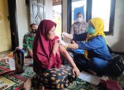 Aparat Dinkes Garut Bersama TNI Polri Lakukan Vaksinasi “Door To Door”