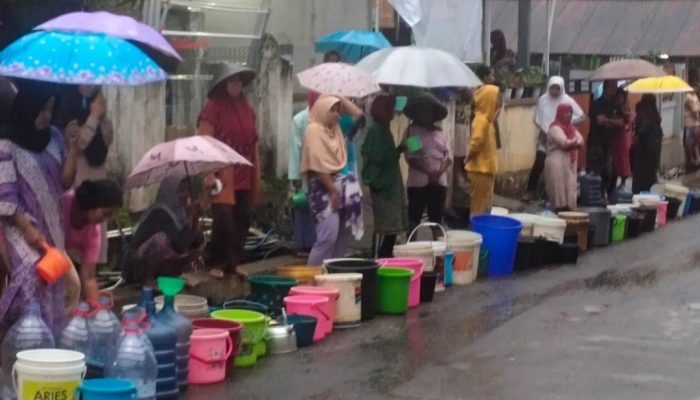 Pemkab Garut Distribusikan Pasokan Air Bersih bagi Warga Terdampak Banjir Bandang