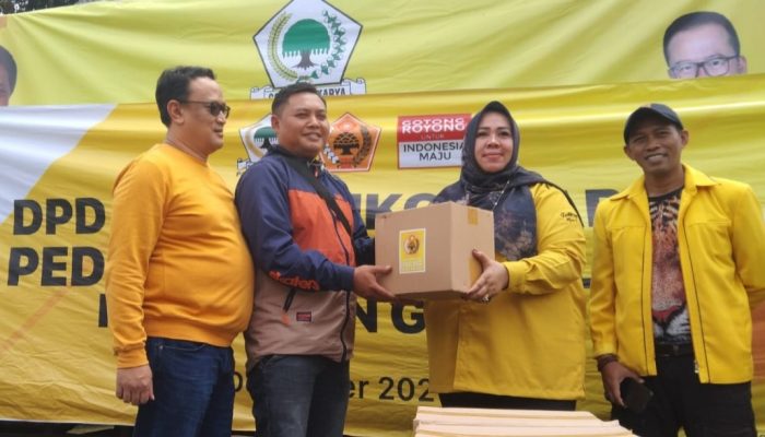 MKGR dan Partai Golkar Jabar Salurkan Bantuan pada Korban Banjir Bandang di Garut