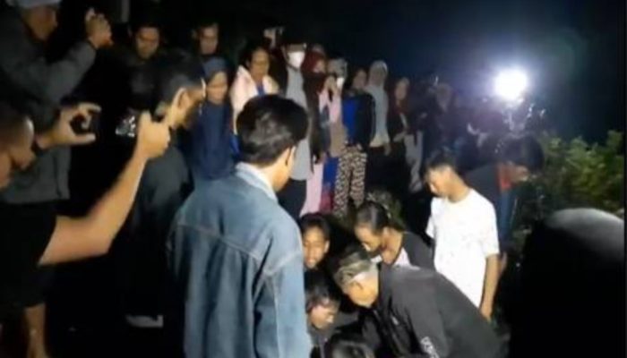 Isak Tangis Warnai Prosesi Pemakaman Korban Kecelakaan di Garut yang Hilang Dibawa Penabraknya