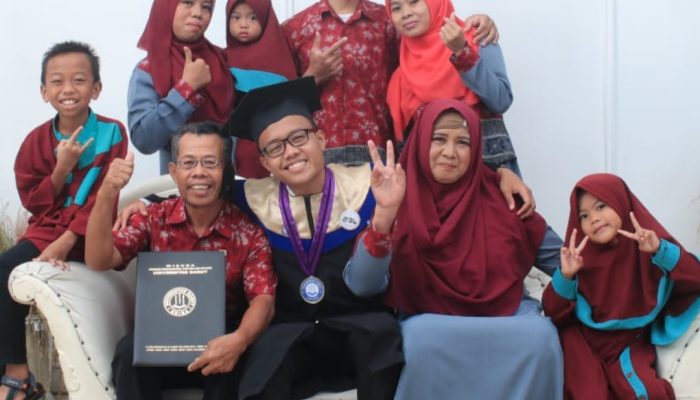 Lewat Beasiswa, Anak Pengayuh Becak di Garut Ini Raih Sarjana Ilmu Komunikasi