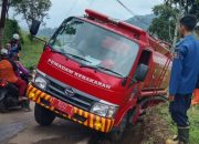 Truk Tangki Pemadam Kebakaran Garut Terperosok Saat Suplai Air ke Daerah Banjir Bandang