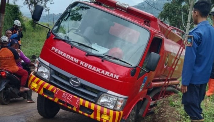 Truk Tangki Pemadam Kebakaran Garut Terperosok Saat Suplai Air ke Daerah Banjir Bandang