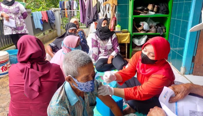 Kapolsek Bersama Bhabinkamtibmas Laksanakan Gerai Vaksin Presisi Grebek Desa Sindangsari