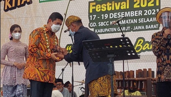 Duta Besar Yuddy Chrisnandi Sumbang 100 Jenis Bambu ke Kecamatan Selaawi