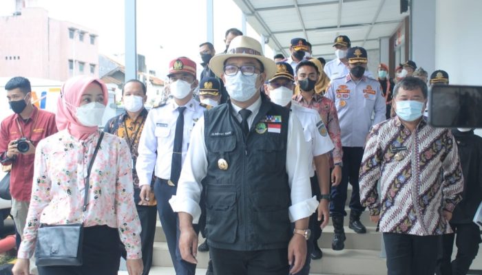 Bupati Rudy Dampingi Gubernur Emil Inspeksi ke Stasiun Kereta Api di Garut