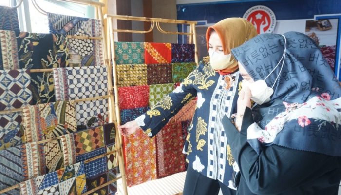 Kunjungi Garut, Istri Bupati Cianjur Terpikat Oleh Batik dan Produk Olahan Kulit