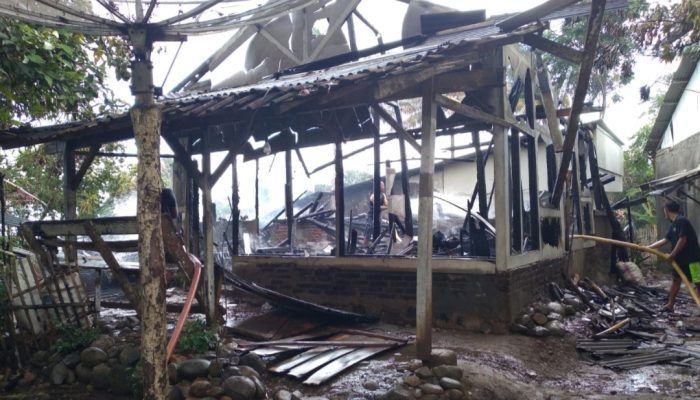 Ditinggal Main ke Tetangga, Rumah Kakek Ondi di Mekarmukti Ludes Terbakar