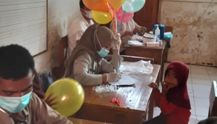 Vaksinasi Anak di Mekarmukti, Peserta Dibagi Balon dan Dikasih Jajan Cilok