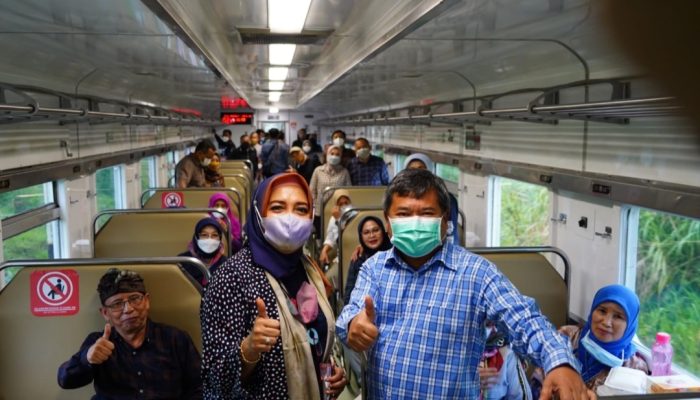 Bupati Rudy Gunawan Ber-“Napak Tilas” Naiki KA Ujicoba Rute Garut – Pasar Senen