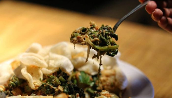 Makanan Khas Sunda Ini Bernama Lotek, Apa Bedanya dengan Karedok