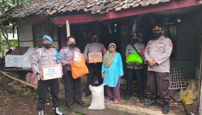 Kapolsek Banyuresmi Bantu Janda Tua yang Rumahnya Nyaris Ambruk