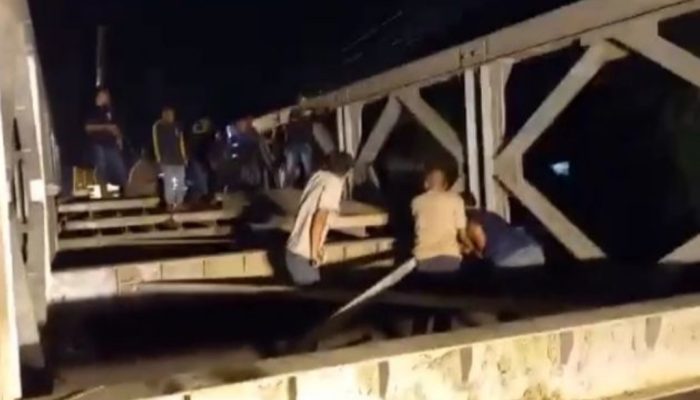 Dinas PUPR Garut Langsung Bangun Jembatan Darurat di Jalur Pangatikan — Sukawening