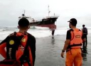 Sudah Enam Hari, Proses Evakuasi Kapal Edricko 3 yang Terdampar di Pantai Sancang Belum Berhasil