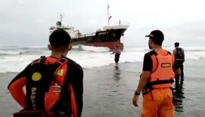 Kapal Tanker Edricko 3 Terdampar di Sancang Garut, Evakuasi Terkendala Ombak Pasang