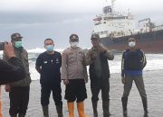 Kapten dan ABK Edricko 3 yang Terdampar di Pantai Sancang Pilih Tinggal di Kapal