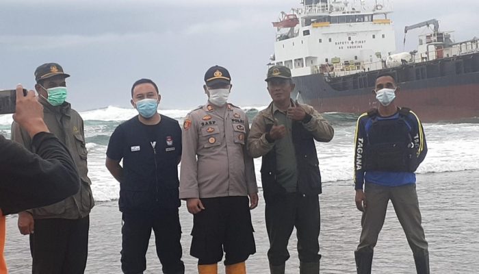 Kapten dan ABK Edricko 3 yang Terdampar di Pantai Sancang Pilih Tinggal di Kapal