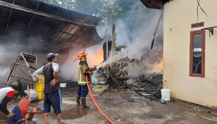 Kebakaran Landa Pabrik Arang di Garut, Butuh Waktu 4 Jam untuk Padamkan Api