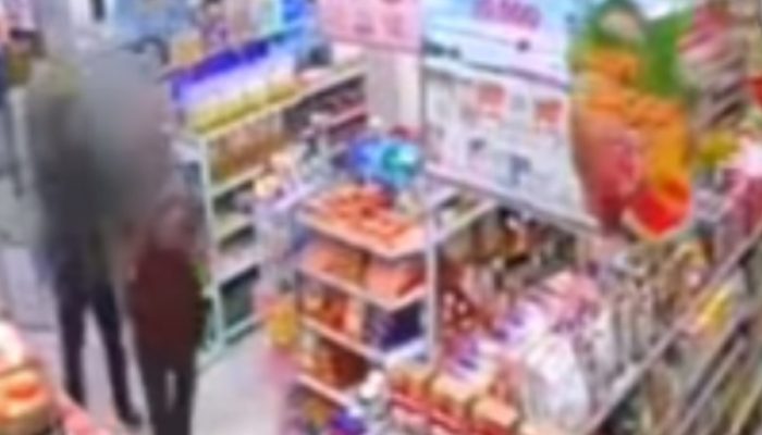 Perampokan di Garut Tertangkap CCTV, Pegawai Toko Diseret dan Dipukuli