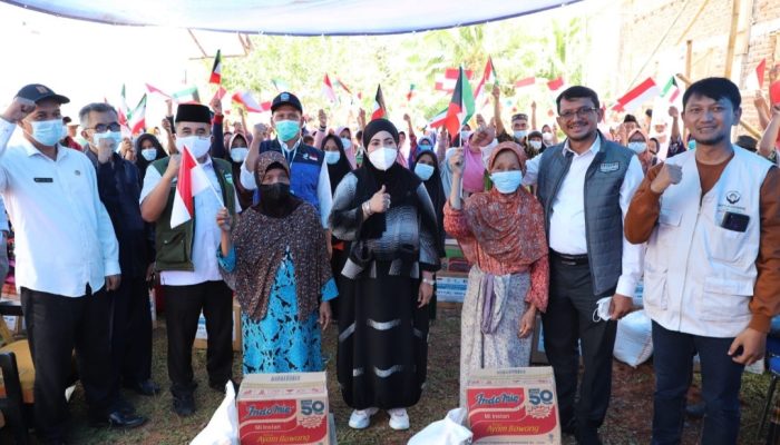 Warga Peundeuy Terima Bantuan Sembako dari Pemerintah Kuwait, Wabup Garut: Merasa Terbantu