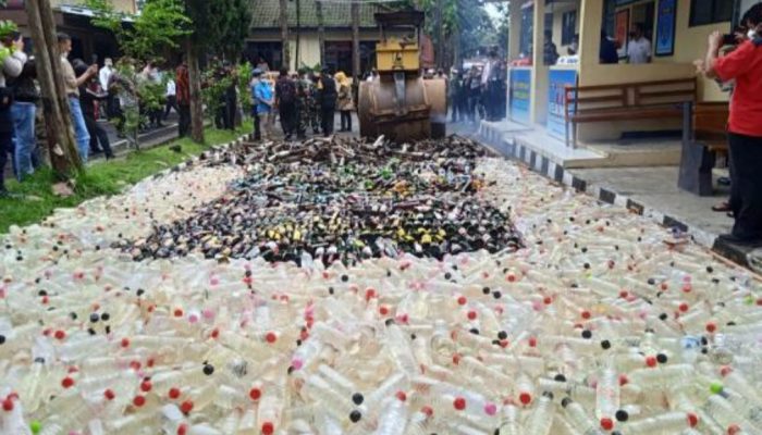 Ribuan Botol Miras dan Knalpot Bising di Garut Dimusnahkan, Bupati Rudy: Demi Khusyuknya Puasa