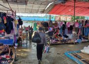 Sudah Dua Pekan Pedagang di Pasar Desa Cisewu Menggunakan Lapak Darurat