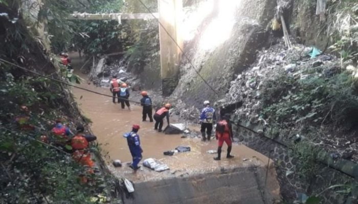 Upaya Pencarian Anak yang Tenggelam di Sungai Cimalaka Garut Terus Dilakukan