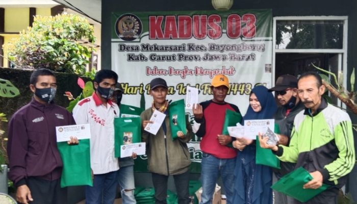 Kepala Dusun di Bayongbong Bagi-bagi THR kepada Tukang Ojeg, Guru Ngaji, dan Paraji