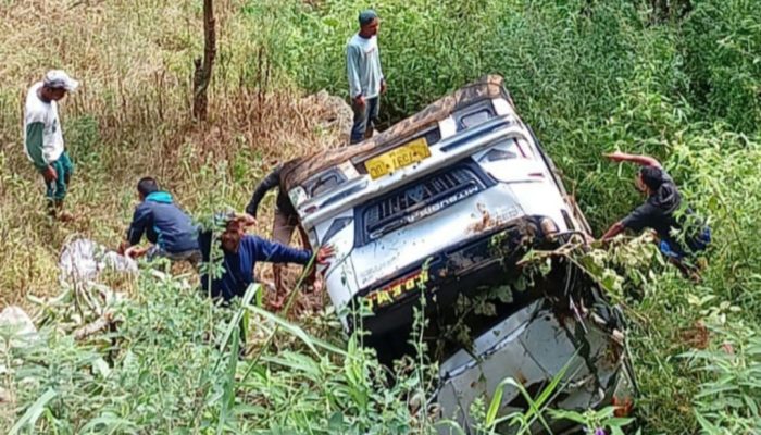 Hindari Tabrakan dengan Mini Bus, Mobil Elf Jurusan Garut-Banjarwangi Masuk Jurang
