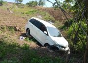 Hindari Motor, Avanza Sarat Muatan di Rancabuaya Terjun ke Jurang Sedalam 100 Meter
