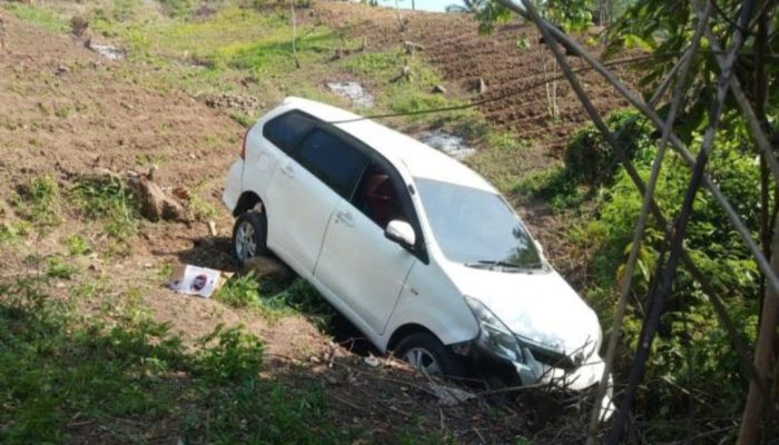 Hindari Motor, Avanza Sarat Muatan di Rancabuaya Terjun ke Jurang Sedalam 100 Meter