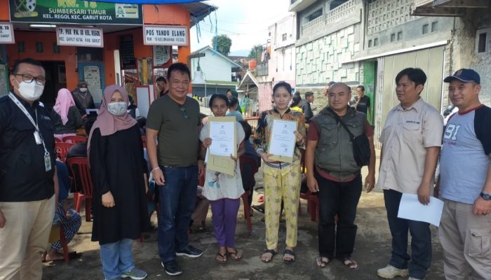 Disdukcapil Garut Jemput Bola Berikan Pelayanan ke Lokasi Bencana