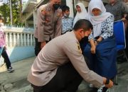 Polres Garut Bagikan 700 Sepatu untuk Siswa yang Jadi Korban Banjir Bandang