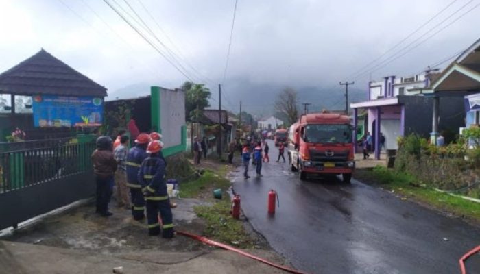 Truk tangki BBM Alami Kebocoran di Jalan Cisurupan, Pertalite Luber di Jalanan