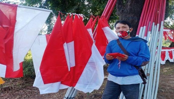 Barangnya Didatangkan dari Garut, Penjualan Bendera di Batam Laris Manis